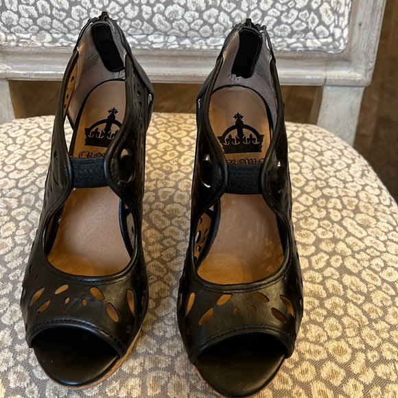 Beautiful Laser Cut Outs Wedges - Picture 4 of 4